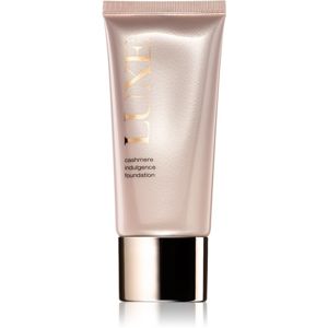 Avon Luxe Makeup gyengéd make-up világosító hatással matt hatásért árnyalat Porcelain 30 ml