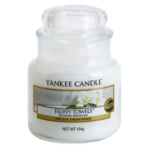 Yankee Candle Fluffy Towels illatgyertya Classic közepes méret 104 g
